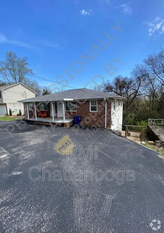Building Photo - 4240 Crestview Dr