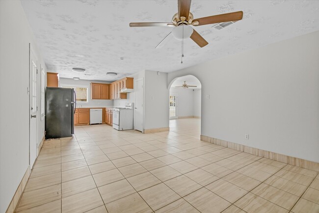 Building Photo - 501 Ladd St