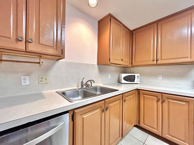 Building Photo - Charming 1/BR 1/BA + Den in a Private, Pea...