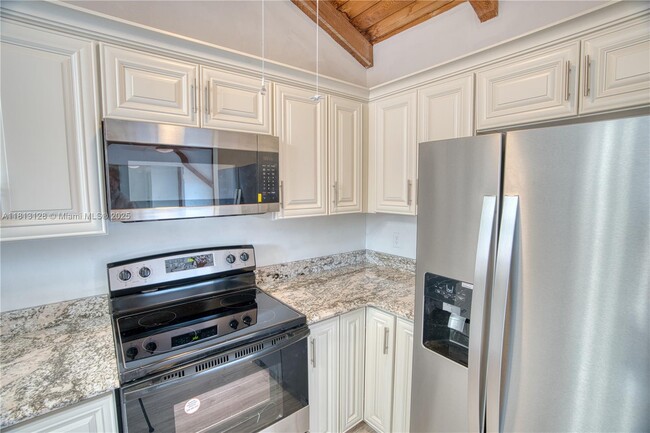 Building Photo - 8015 SW 21st Ct