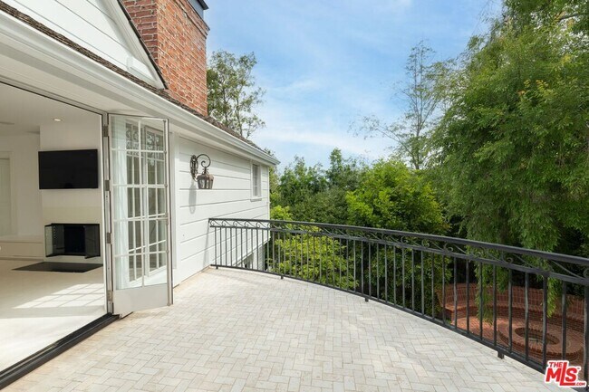 Building Photo - 1115 N Beverly Dr