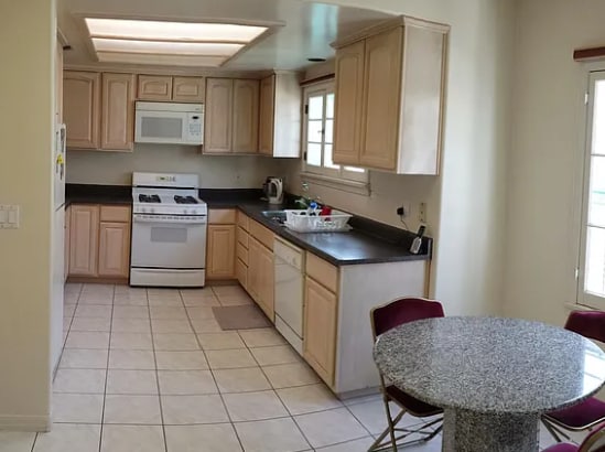 Kitchen - 222 S Hamilton Dr