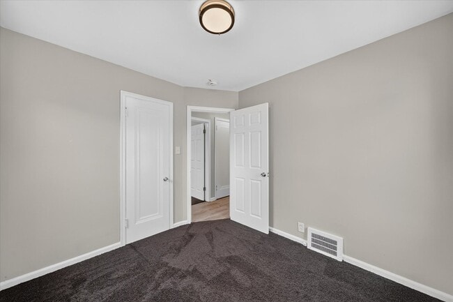 Building Photo - Charming 3-Bedroom Bungalow for Rent in Lincoln Park