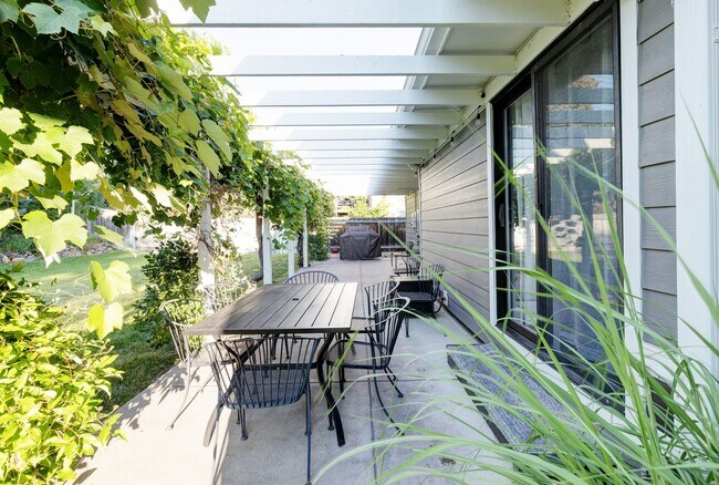 Building Photo - Spacious 4-Bedroom Home with Private Backy...