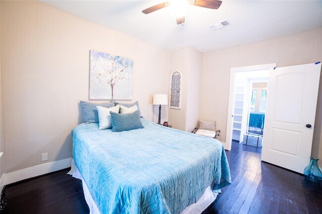 Building Photo - 420 N Live Oak St