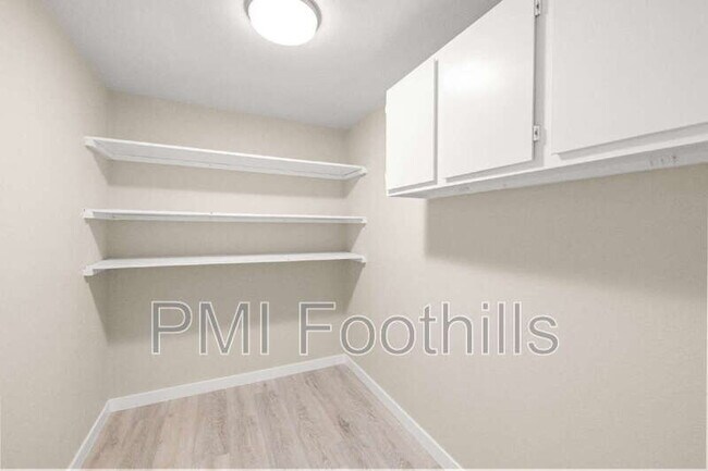 Building Photo - 206 S Holman Way