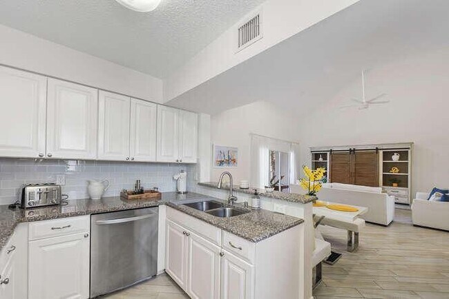 Building Photo - 3104 Fairway Dr N