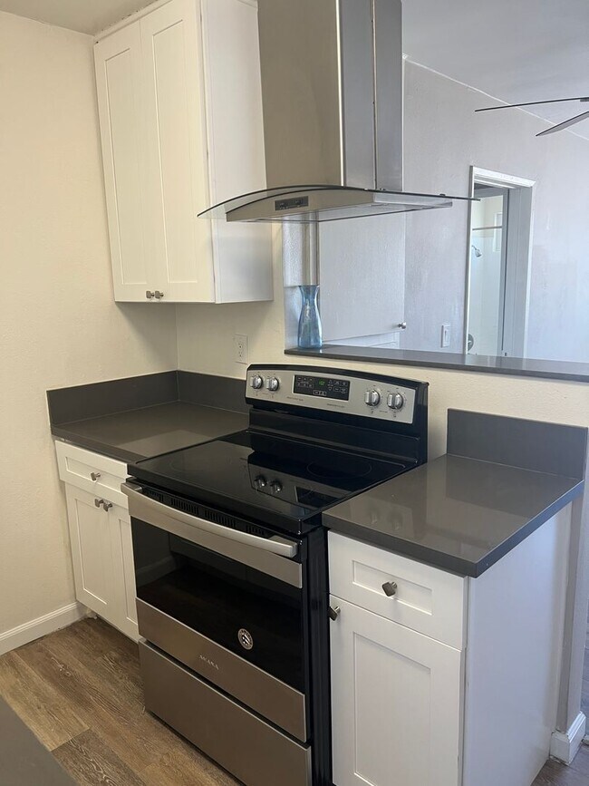 Building Photo - Remodeled, Spacious and Bright 1 Bedroom