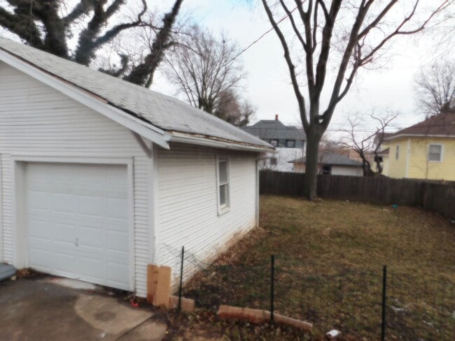 Building Photo - 4 Bedroom Home in El Dorado minutes from D...
