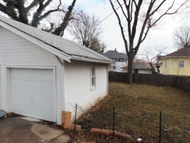 Building Photo - 4 Bedroom Home in El Dorado minutes from Down Town!