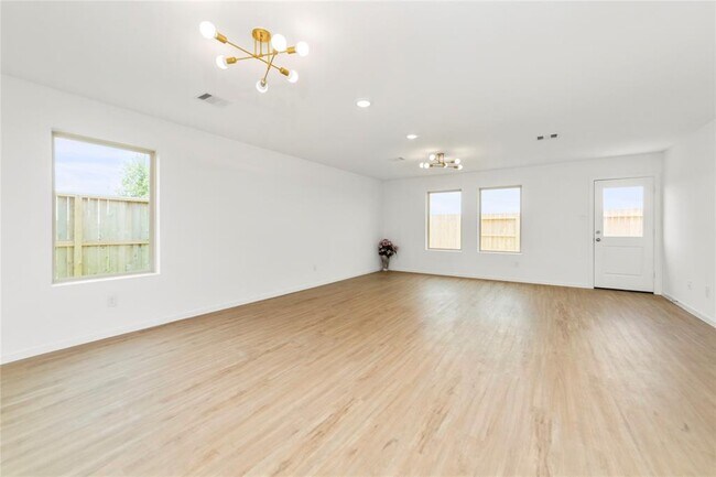 Building Photo - 1626 Red Oak Dr