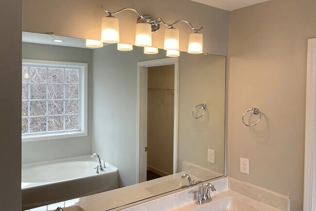 Building Photo - 271 Water Mill Rd