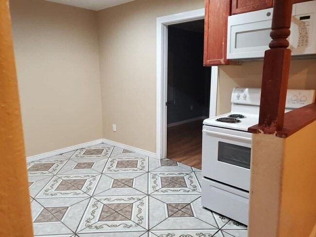 Building Photo - 911 W Hendricks St