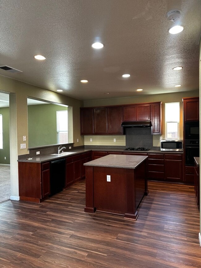 Building Photo - Near Tracy Sports Complex, $500.00 off the first full months rent with possession by 2/1/2026