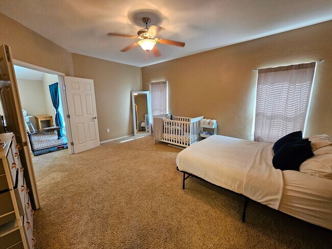 Building Photo - Spacious Golf Course Area Home with 4 Bedr...