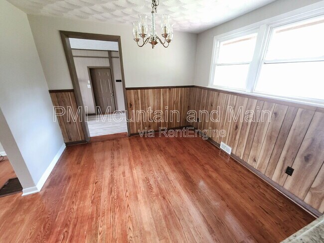 Building Photo - 317 N Hillandale Dr