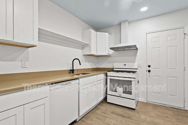Building Photo - 3020 Azalea Dr