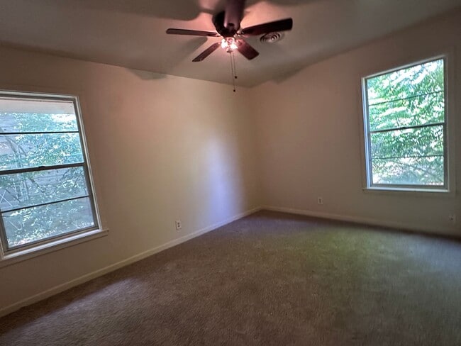 Building Photo - 825 Crestview Dr