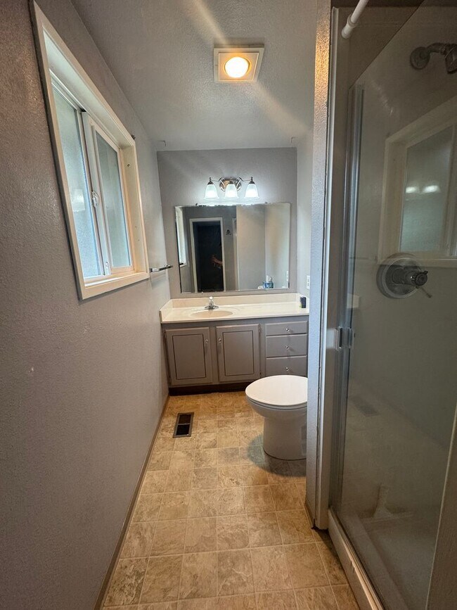 Building Photo - 3 bed 2 bath house with 2 car garage in great area!