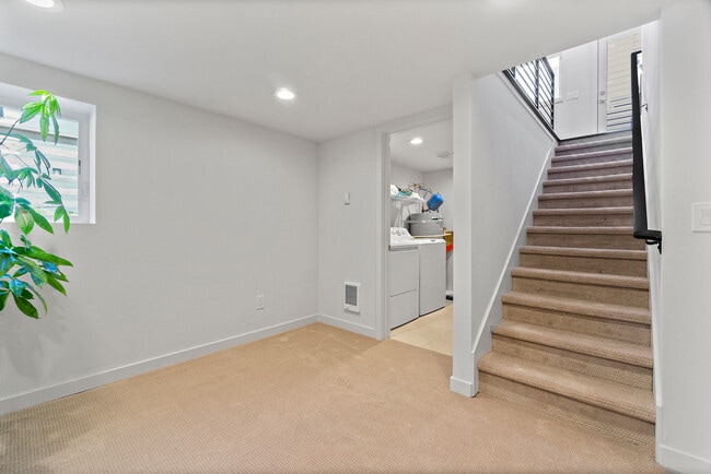 Building Photo - 3420 Alamo Pl S