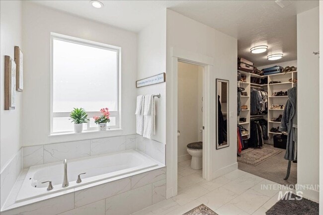 Building Photo - Live in Luxury! 3 bed 2 bath with gorgeous back yard!