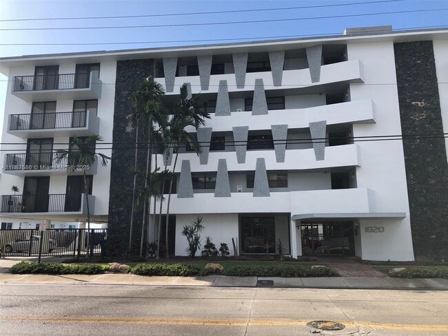 Building Photo - 1820 S Treasure Dr