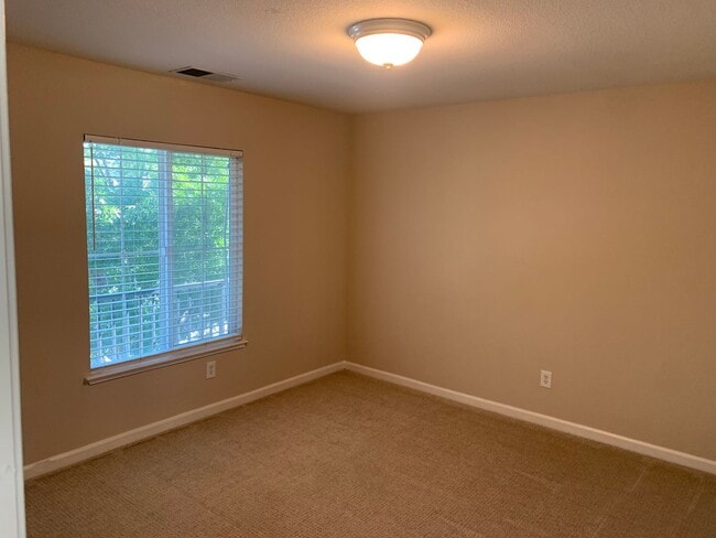 Building Photo - Beautiful 4 Bedroom, 2.5 Bath Mountain Hou...