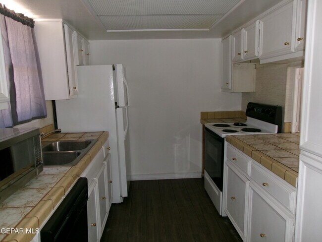 Building Photo - 6700 Escondido Dr