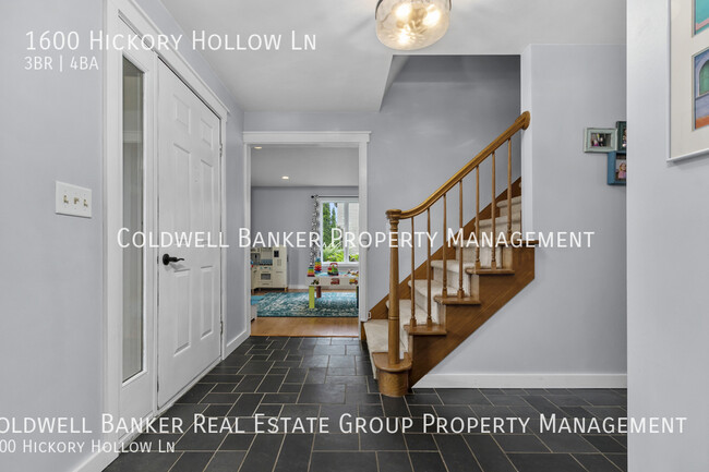 Building Photo - 1600 Hickory Hollow, Menasha
