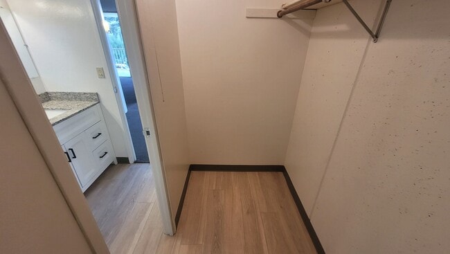 Building Photo - Recently Upgraded Spacious 1 Bedroom Apartment in the Ridgecrest Complex.