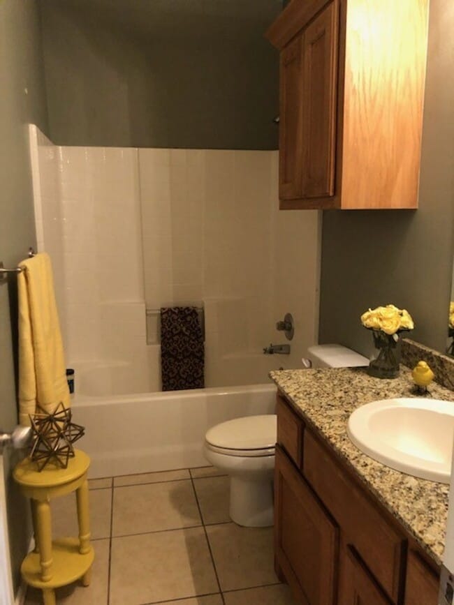 Building Photo - $200 off your move in by May 15th! Located in Edgewood Manor and in Mustang School District!, Nea...