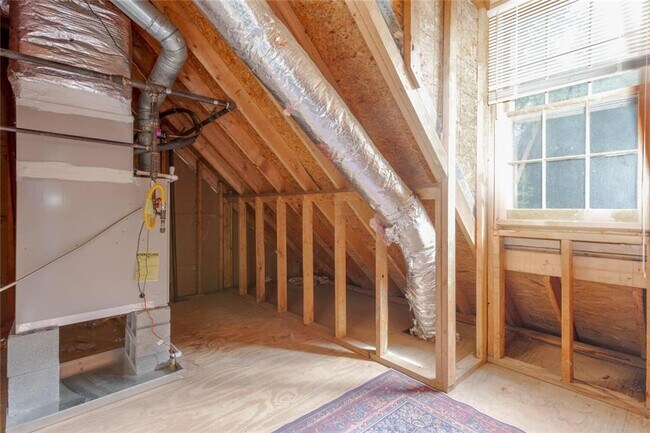Building Photo - 179 Lakeside Dr NW