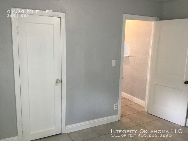 Building Photo - 4704 N Mueller Ave