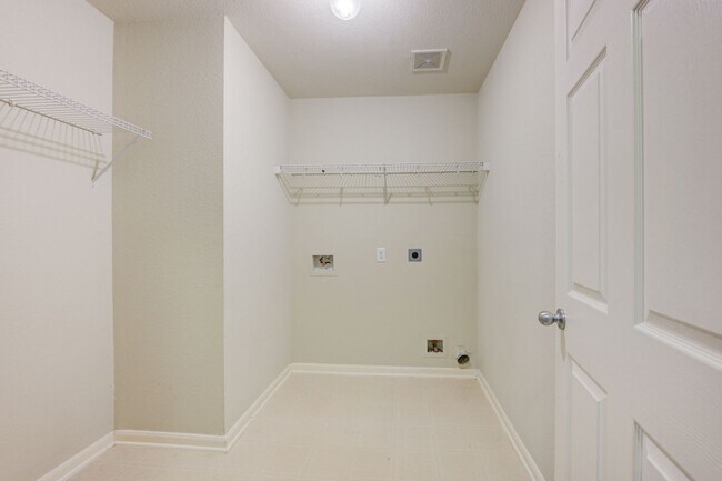 Building Photo - 4 Bed 3 Bath Home in Heritage Park!