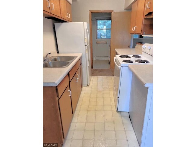 Building Photo - 545 Birchcrest Dr