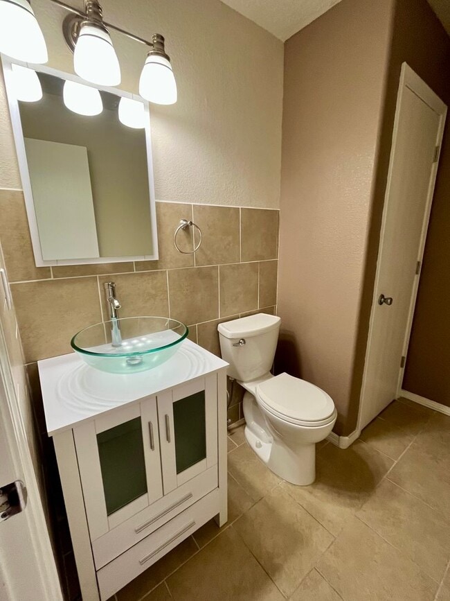 Building Photo - Large 3 Bedroom 2.5 Bathroom Located In Th...
