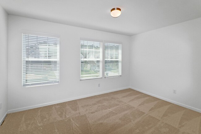 Building Photo - Spacious 4 bedroom in Belmont's Villages a...