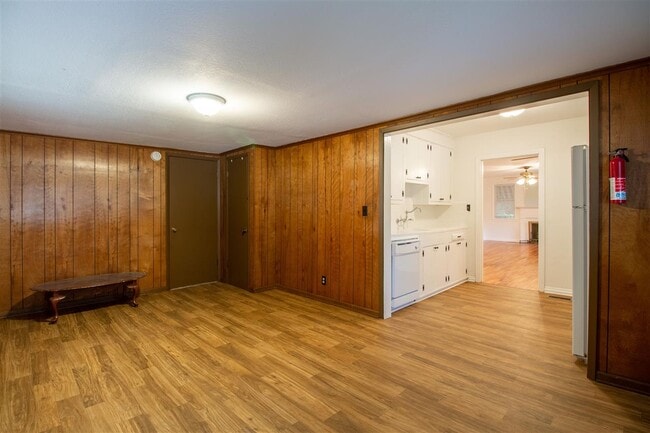 Building Photo - 710 Glenview Dr