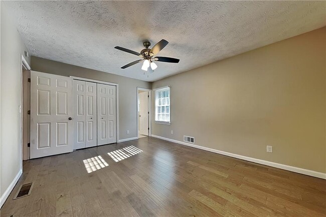 Building Photo - 4656 Lincoln Way SW