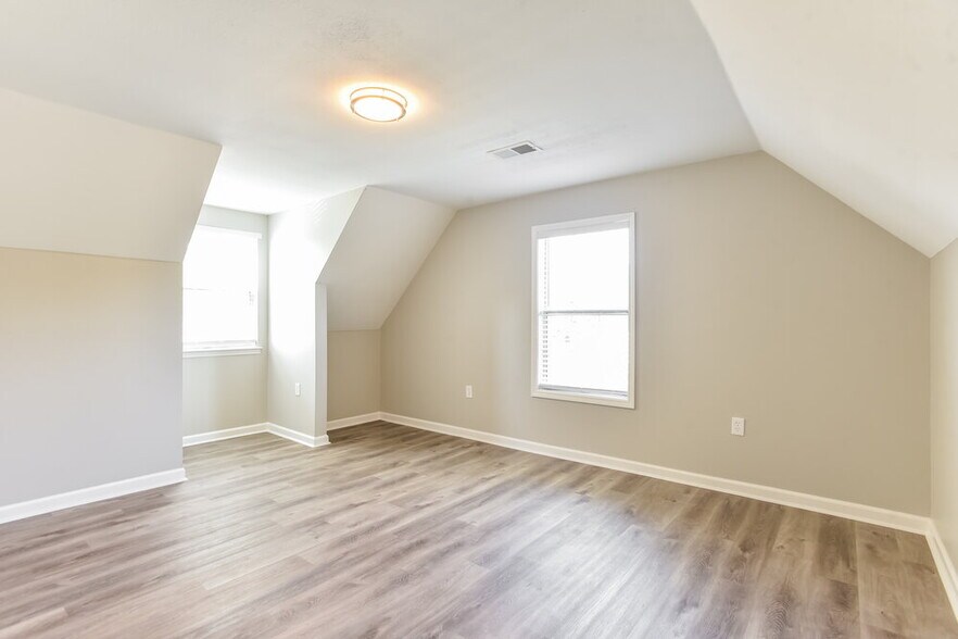 Building Photo - 311 Shadylake Dr