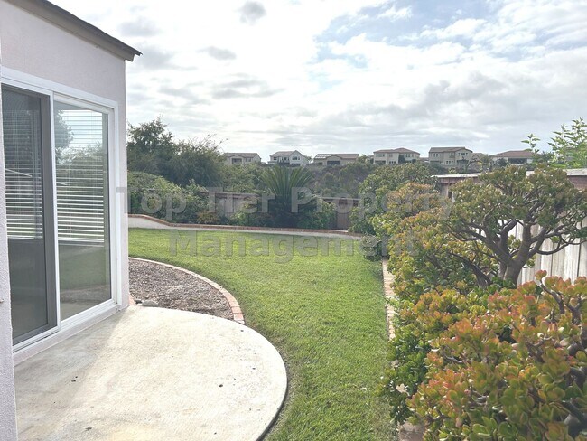 Building Photo - ***Beautiful 3 bed / 2.5 bath House in a N...