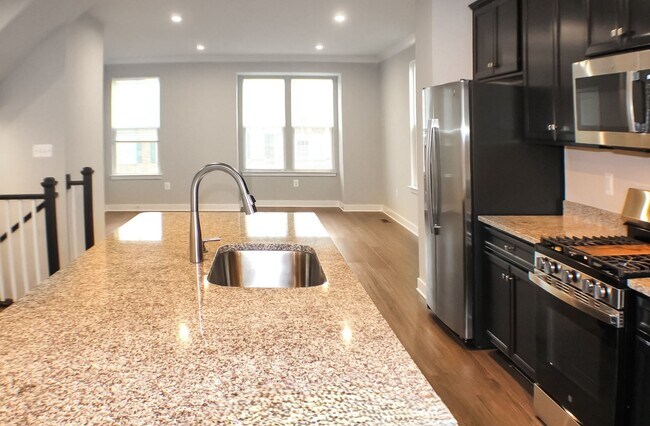 Building Photo - End-unit Townhouse with mountain views
