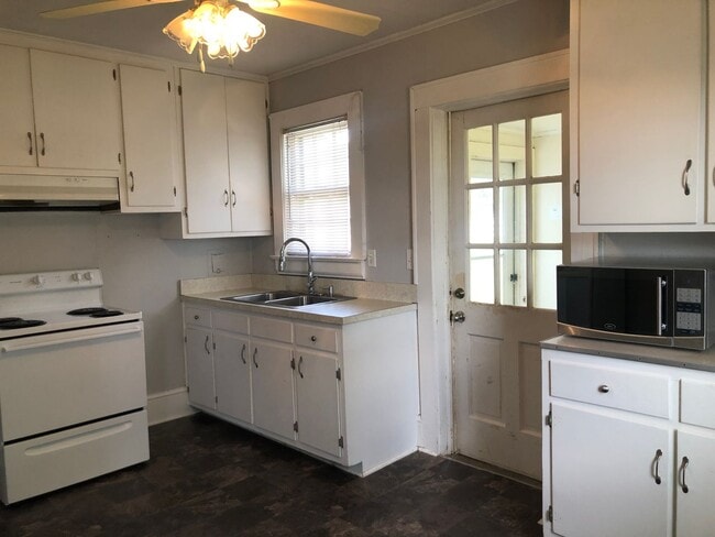 Building Photo - 2310 Red Oak Rd