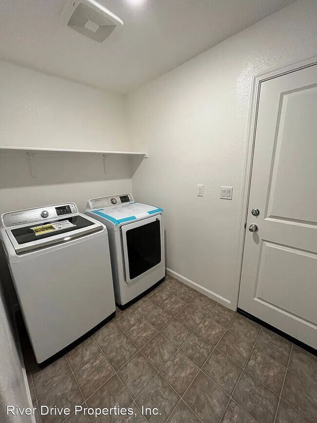 Building Photo - Two weeks free rent  "Spacious 4-Bedroom Haven with 2 Full Baths in Merced – Your Dream Home Awai...