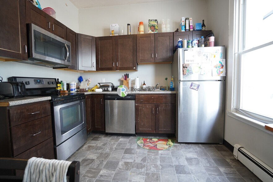 Building Photo - 172 Bigelow St