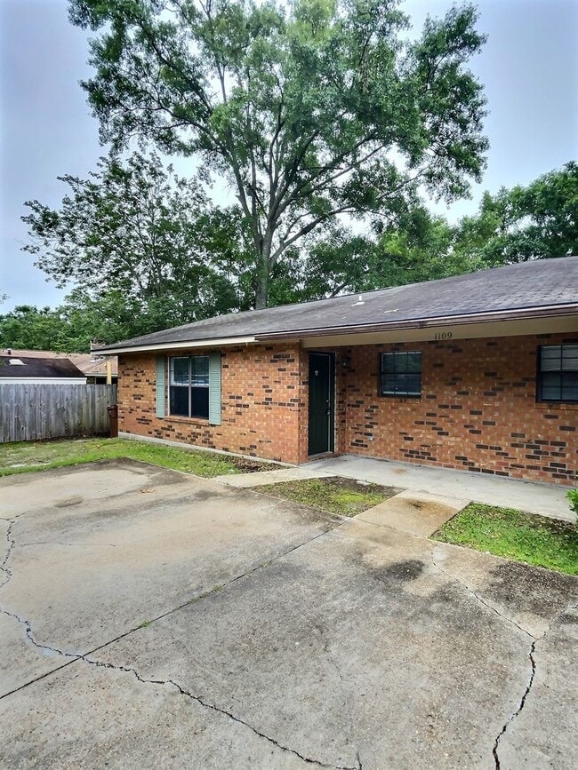 Building Photo - 1109 Hickory Dr