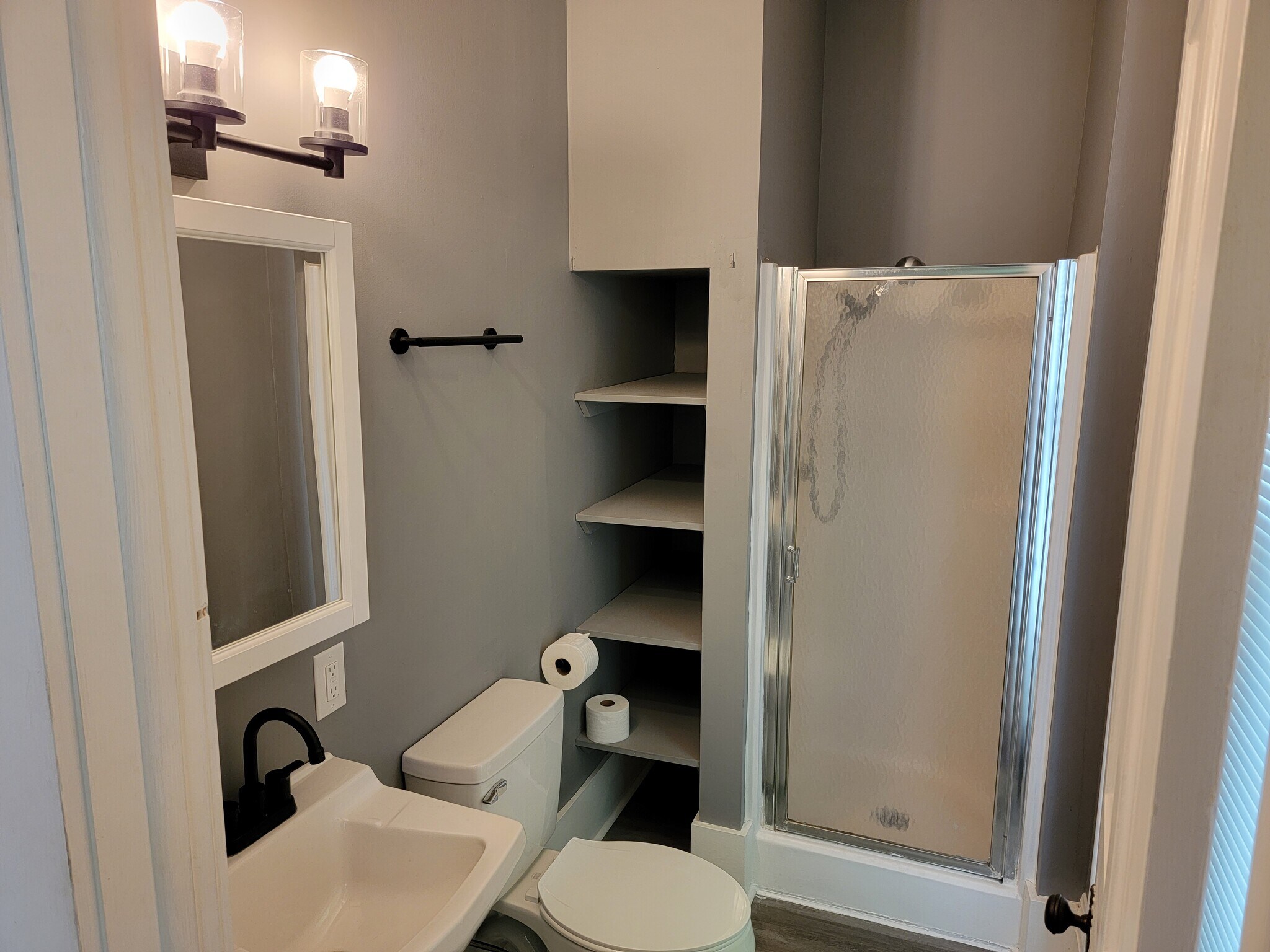 Building Photo - 412 S Main St