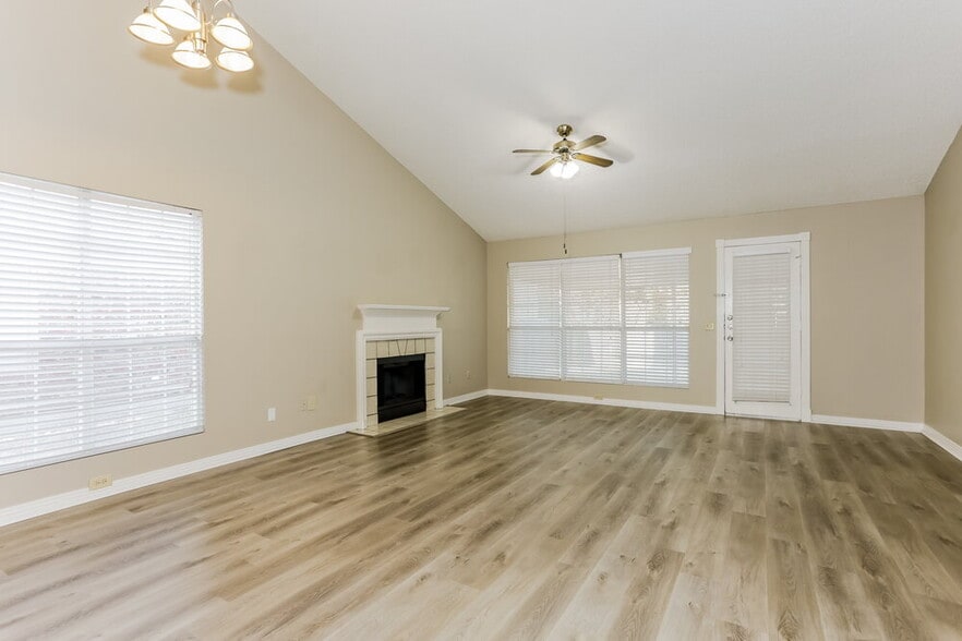 Building Photo - 7024 Wooddale Dr