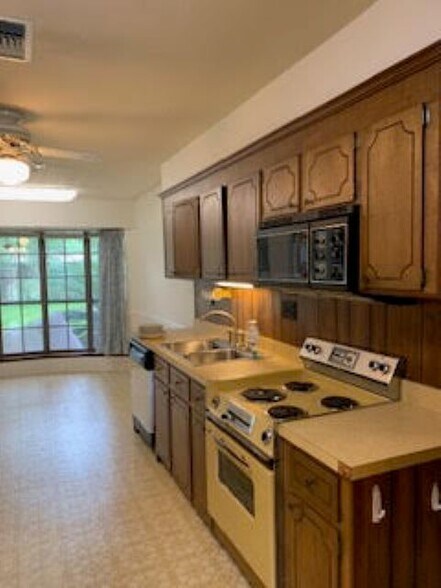 Building Photo - 609 Parkwood Dr