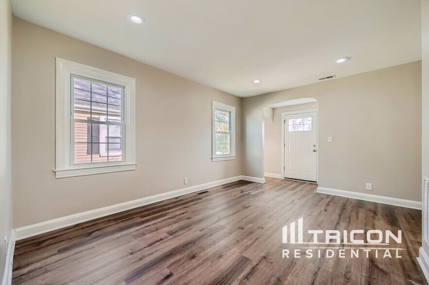 Building Photo - 7404 Park Dr